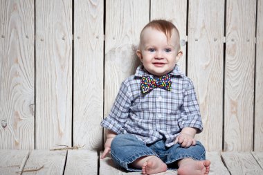 şık çocuk gülüyor