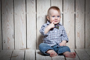 şık çocuk gülüyor