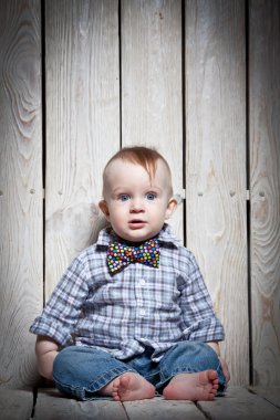 şık çocuk gülüyor