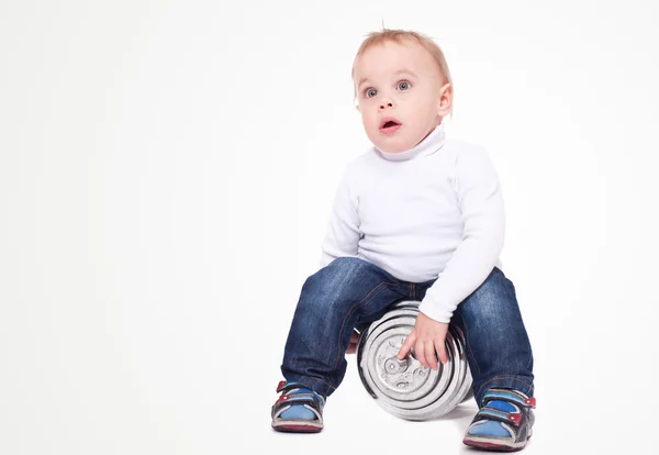 Le petit garçon aux haltères. Sur fond blanc . — Photo