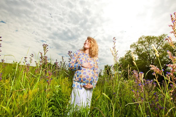 Porträtt av gravid kvinna på fältet — Stockfoto