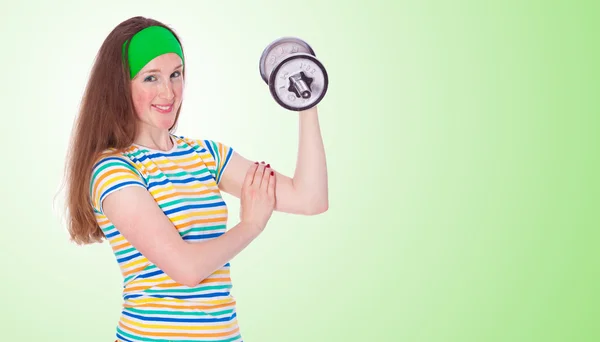 Retrato de jovem mulher fitness sobre verde — Fotografia de Stock