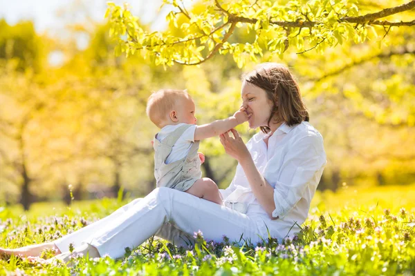 Mutlu anne ve oğul — Stok fotoğraf