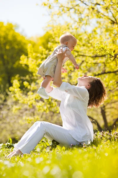 Glückliche Mutter und Sohn — Stockfoto