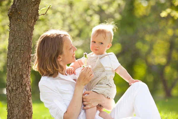 Gelukkige moeder en zoon — Stockfoto