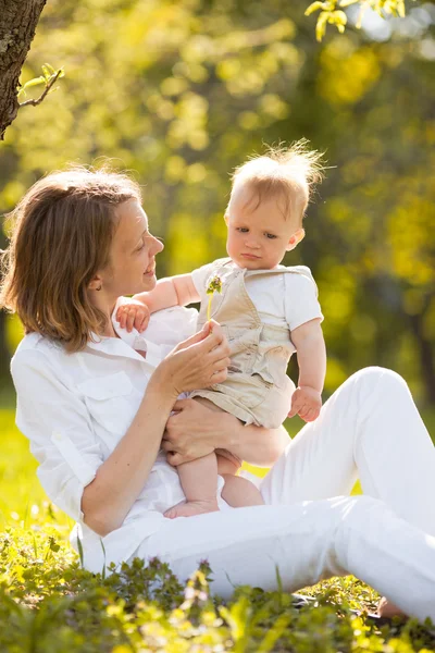 Glückliche Mutter und Sohn — Stockfoto