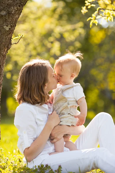 Glückliche Mutter und Sohn — Stockfoto