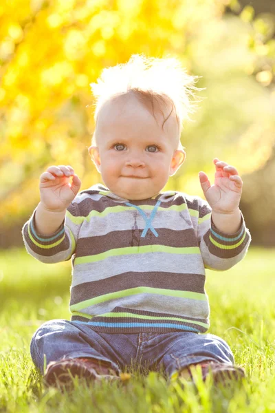 Lindo niño en la luz del sol — Foto de Stock