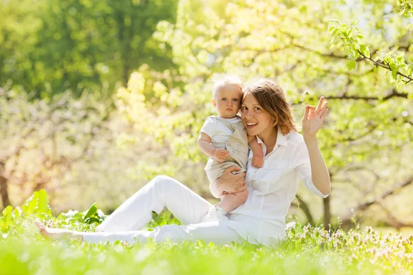 Madre e suo figlio godono l'estate — Foto Stock