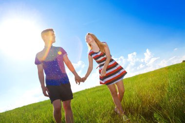 Elele ve yeşil alanda yürüme Çift 