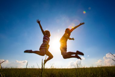 İki açık arka plan atlama sonra eğlenceli 