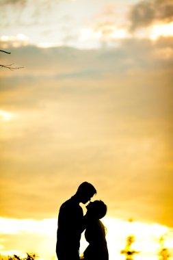 Romantik Çift birbirlerine arka planda göl SU'da kucaklayan