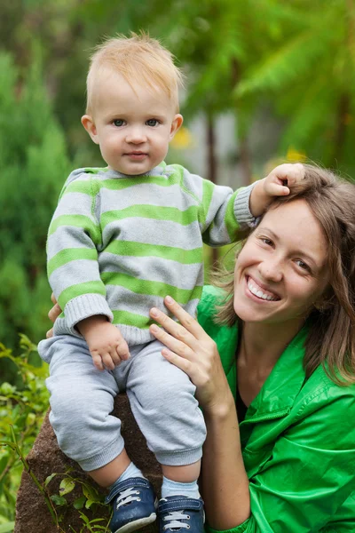 Vacker mor och barn utomhus. — Stockfoto