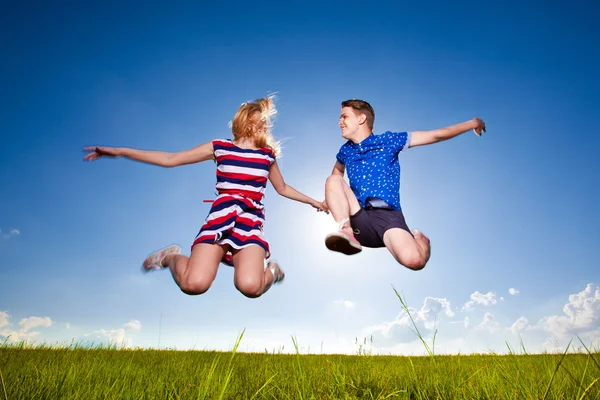 Kul par i hoppa på utomhus bakgrunden — Stockfoto