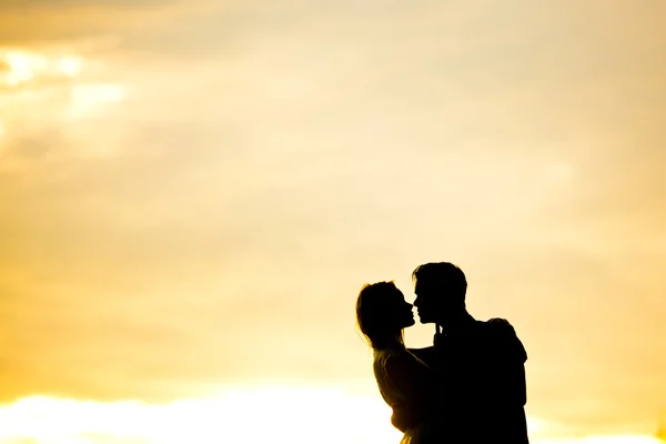 Romantic couple embracing each other on background of lake at su — Stock Photo, Image