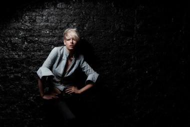 tutku sarışın kadının yanına siyah tuğla duvar