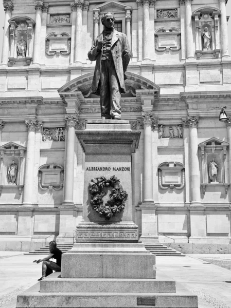 Άγαλμα του Manzoni, Μιλάνο — Φωτογραφία Αρχείου