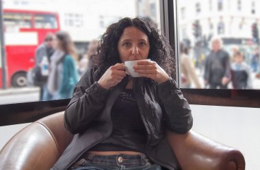 güzel esmer kahve çay içme