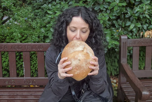 Girl eating bread — Stock Photo, Image