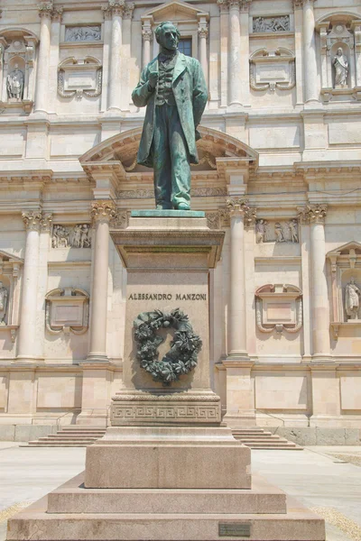 Standbeeld van Manzoni, Milaan — Stockfoto