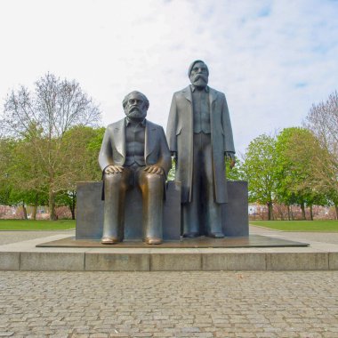 Marx-engels forum heykeli