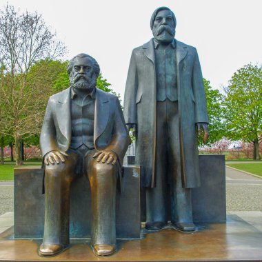 Marx-engels forum heykeli