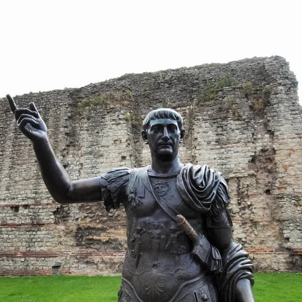 Standbeeld van keizer Trajanus — Stockfoto