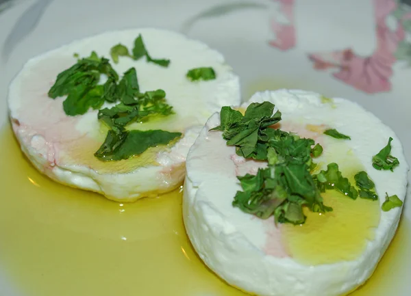 Tomino kaas met rucola en olijfolie — Stockfoto
