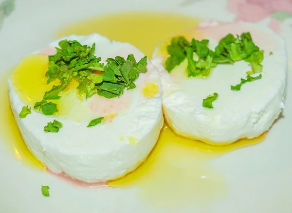Fromage tomino avec rucola et huile d'olive — Photo