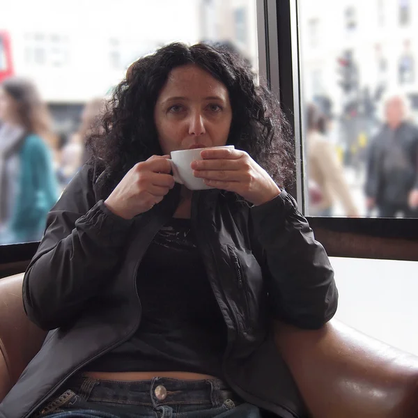 Pretty brunette drinking coffee tea — Stock Photo, Image