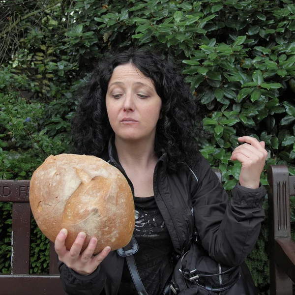 Девушка ест хлеб — стоковое фото