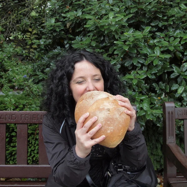 Meisje eten brood — Stockfoto