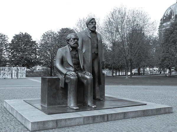 Marx-engels forum standbeeld — Stockfoto