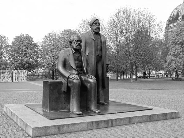 Marx-engels forum standbeeld — Stockfoto