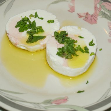 tomino peynir rucola ve zeytin yağı ile