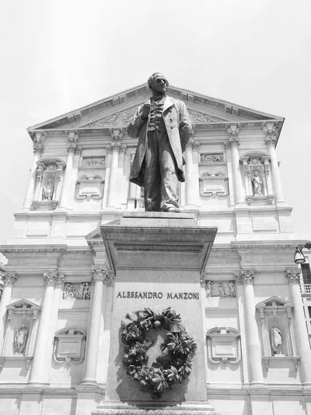 Manzoni staty, Milano — Stockfoto