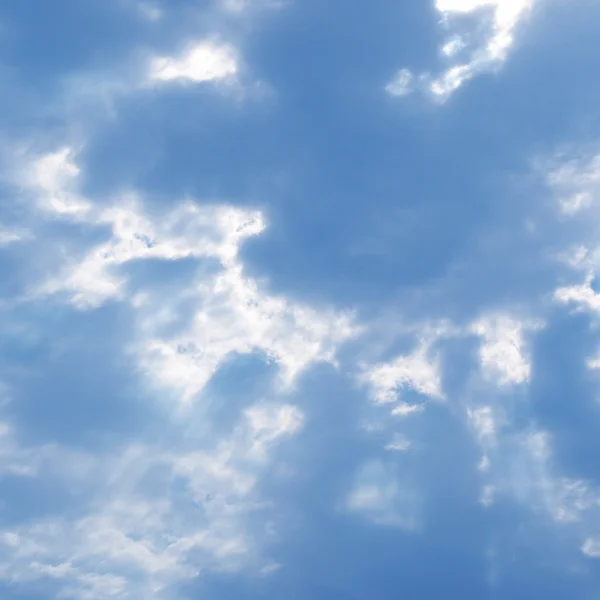 Blauer Himmel mit Wolken — Stockfoto