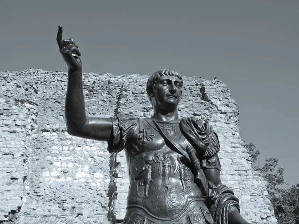 Statua dell'imperatore Traiano — Foto Stock