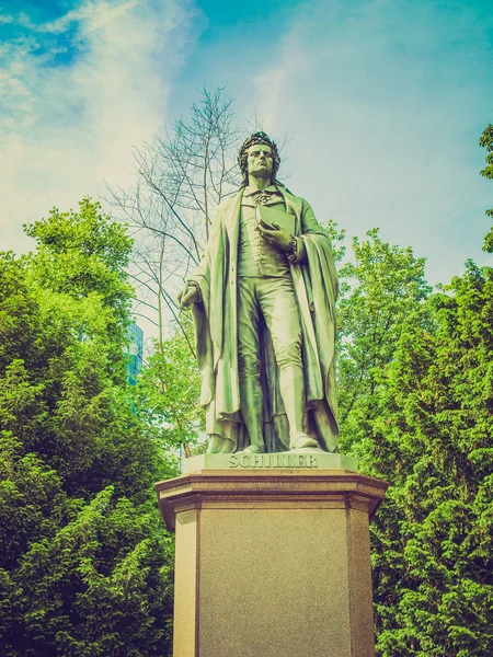 Retro olhar estátua de Schiller em Frankfurt — Fotografia de Stock