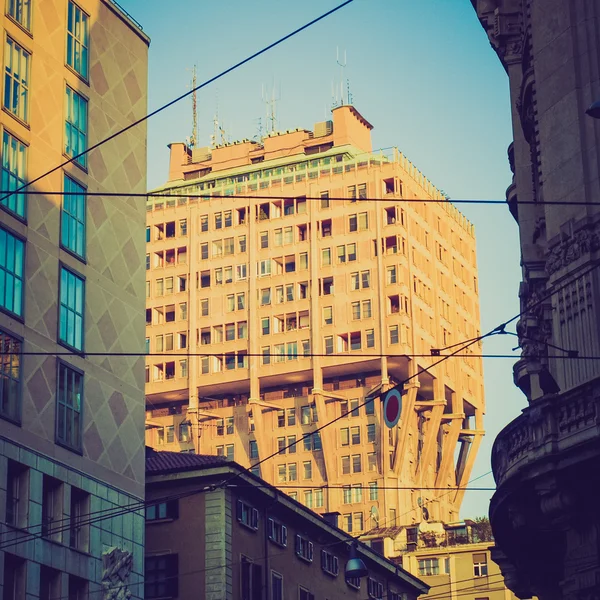 Ретро-взгляд Торре Веласка, Милан — стоковое фото