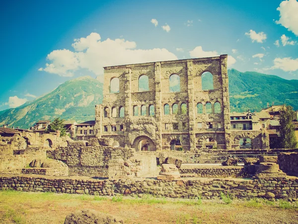 Retro ser romerska teatern Aosta — Stockfoto