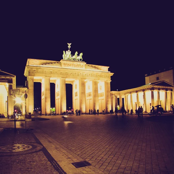 Retro-look brandenburger tor berlin på natten — Stockfoto