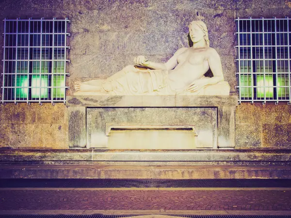 Estatua de Dora de aspecto retro, Turín —  Fotos de Stock