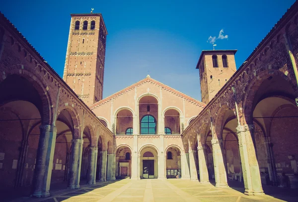 Retro olhar Sant Ambrogio igreja, Milão — Fotografia de Stock