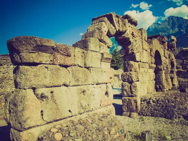 Retro vzhled římské divadlo Aosta — Stock fotografie