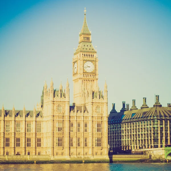 Szüreti külsőt házak a Parlament Londonban — Stock Fotó