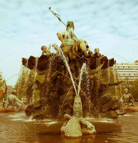 Retro procurando Neptunbrunnen — Fotografia de Stock