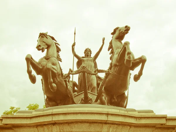 复古看博阿迪西亚纪念碑，伦敦 — 图库照片