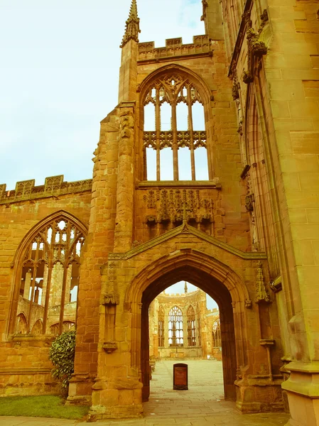 Retro guardando Coventry Cattedrale rovine — Foto Stock