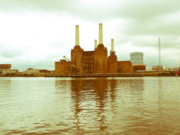 Retro looking Battersea Powerstation London — Stock Photo, Image